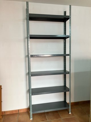 Estanterías metálicas grises