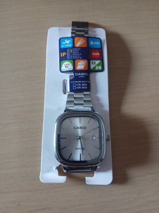 Reloj cuadrado plateado