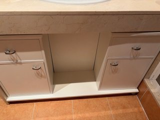 Mueble baño de marmol con espejo y pila.