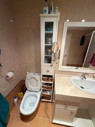 Mueble baño de marmol con espejo y pila.