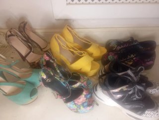 Lote de zapatos de tacón y playeras