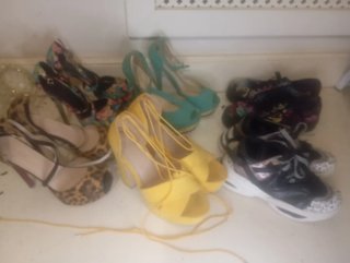 Lote de zapatos de tacón y playeras