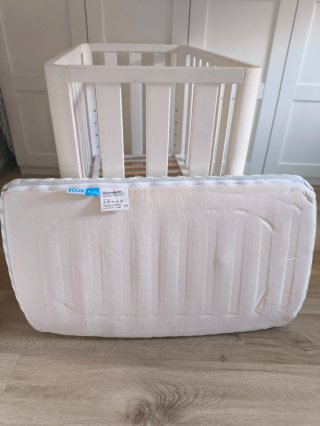 Minicuna colecho blanca con ruedas