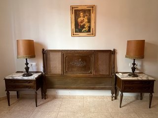 Cabecero antiguo con mesitas de noche