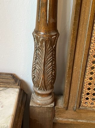 Cabecero antiguo con mesitas de noche
