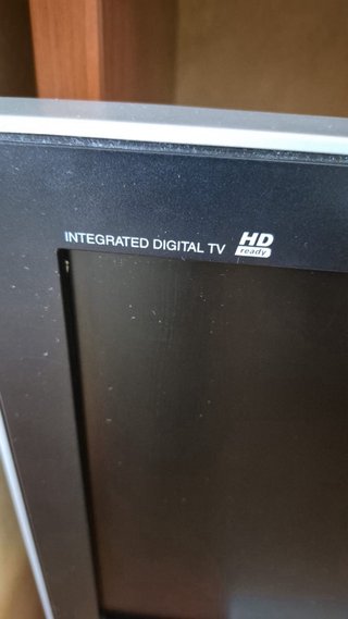 Cuatro televisores antiguos y vídeos VHS todo