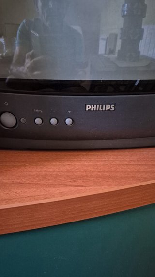 Cuatro televisores antiguos y vídeos VHS todo