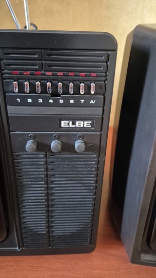 Cuatro televisores antiguos y vídeos VHS todo