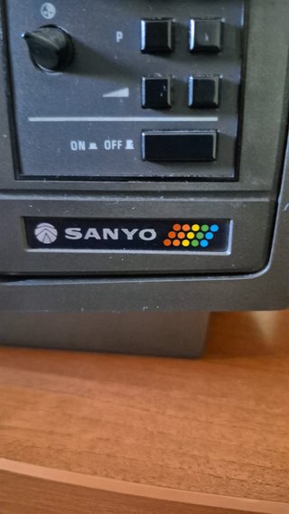 Cuatro televisores antiguos y vídeos VHS todo