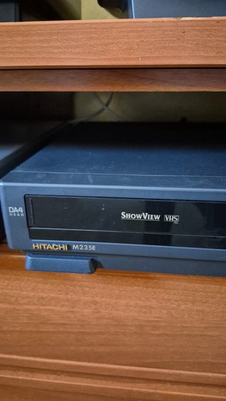 Cuatro televisores antiguos y vídeos VHS todo