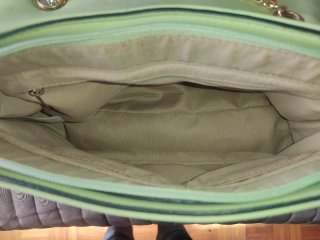 Bolso verde con cadena