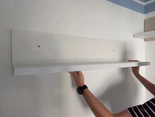 Estantería de pared blanca de madera