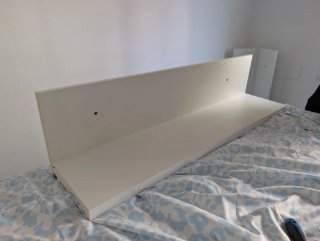 Estantería de pared blanca de madera