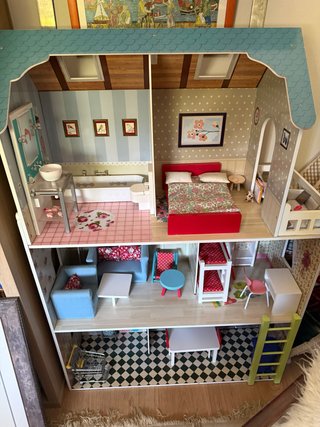 Casa de muñecas de madera
