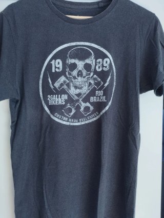 Camiseta gris con calavera y motos