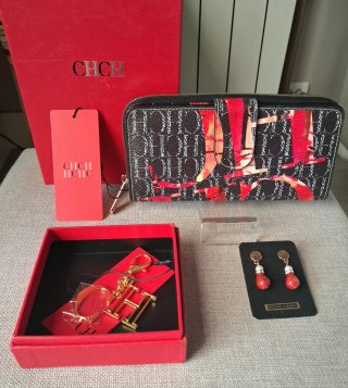 Conjunto  Billetero, Llavero y pendientes M&C