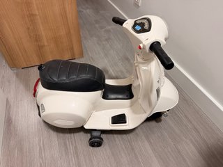Moto Eléctrica Infantil Vespa Beige