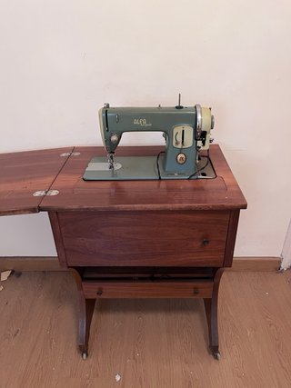 Máquina de coser Alfa Royale con armario