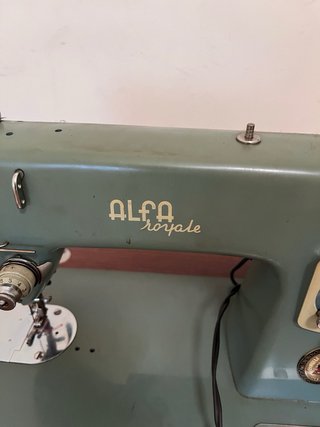 Máquina de coser Alfa Royale con armario