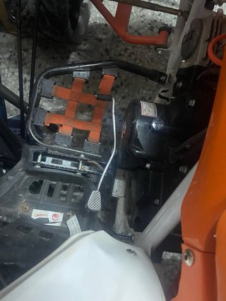Quad infantil naranja y blanco