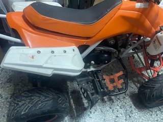 Quad infantil naranja y blanco