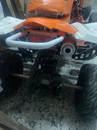 Quad infantil naranja y blanco