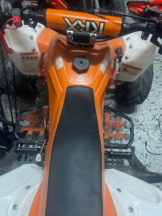 Quad infantil naranja y blanco
