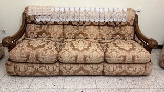 Sofá clásico de tela y madera