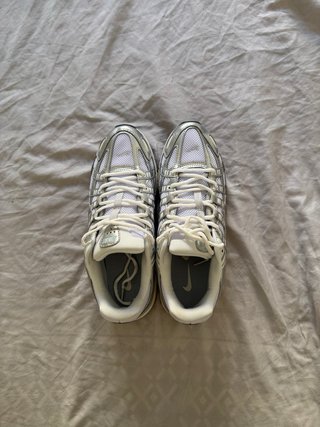 Zapatillas Nike P-6000 Plata y Blanco