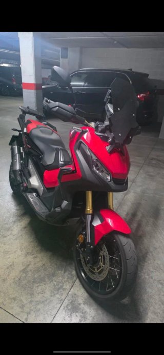 Honda X ADV 750 Negra y Roja