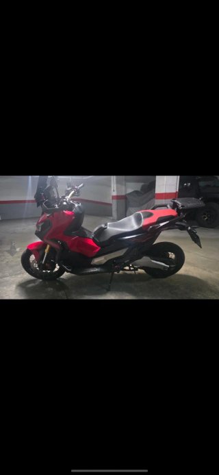 Honda X ADV 750 Negra y Roja