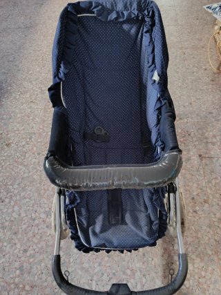 Coche de bebé azul con lunares blancos