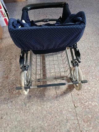 Coche de bebé azul con lunares blancos