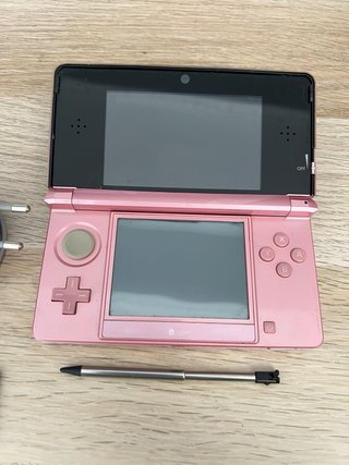 Nintendo 3DS Rosa + Cargador y Juego