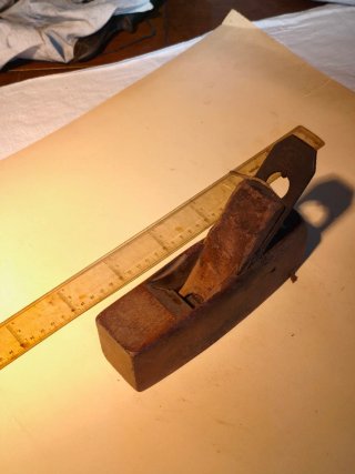 Cepillo de carpintero antiguo de madera