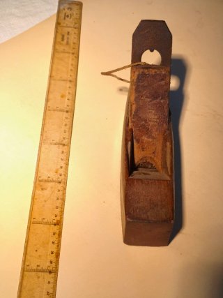 Cepillo de carpintero antiguo de madera