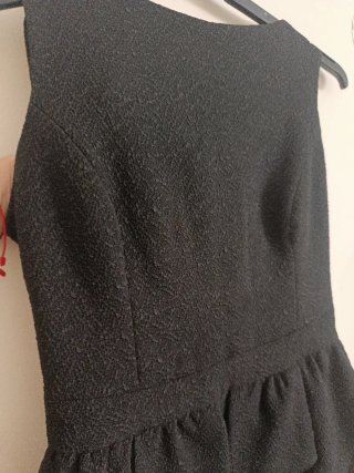 Vestido con corte peplum talla M