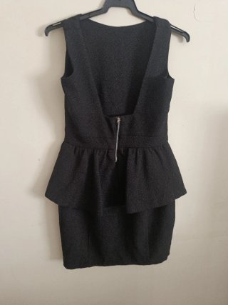 Vestido con corte peplum talla M