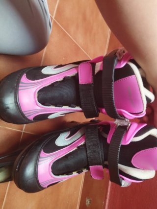 Patines en línea rosas y negros