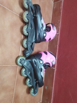 Patines en línea rosas y negros