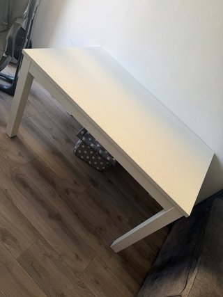 Mesa de comedor blanca de madera