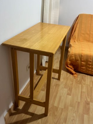 Mesa alta de madera con 2 taburetes en buen estado
