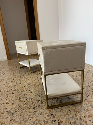 Mesitas de noche beige y doradas