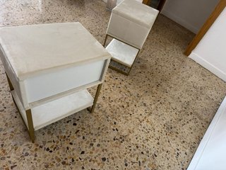 Mesitas de noche beige y doradas