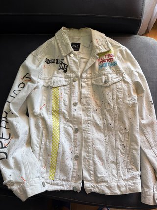 Chaqueta vaquera ZARA blanca.