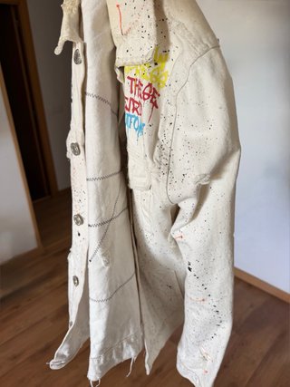 Chaqueta vaquera ZARA blanca.
