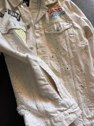 Chaqueta vaquera ZARA blanca.