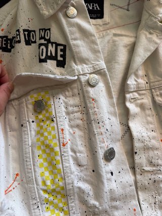 Chaqueta vaquera ZARA blanca.
