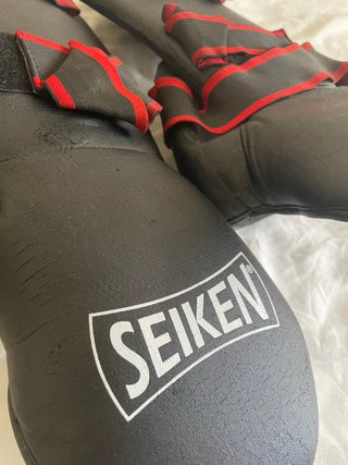 Seiken: Casco, Guantes y Espinilleras Kickboxing