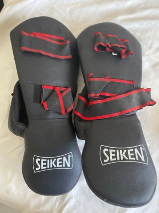 Seiken: Casco, Guantes y Espinilleras Kickboxing